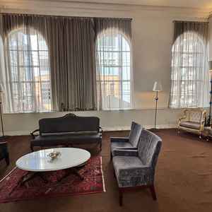 チャペル近くの控室の写真ですが、ここにもアンティークな感じがあり、とてもよかったです。