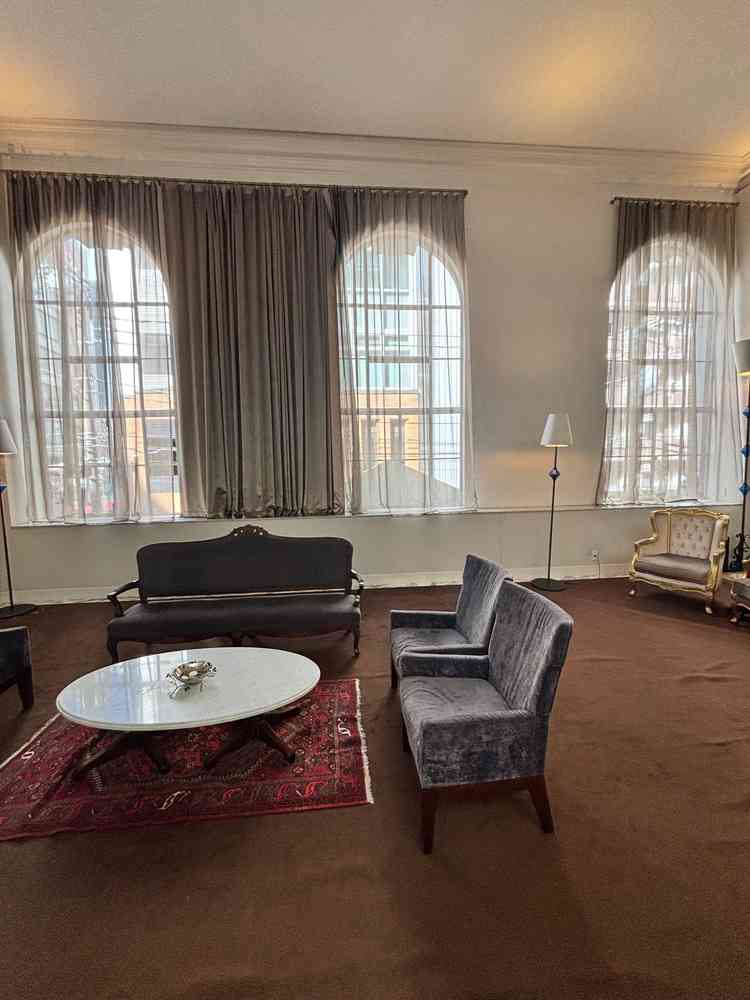 チャペル近くの控室の写真ですが、ここにもアンティークな感じがあり、とてもよかったです。