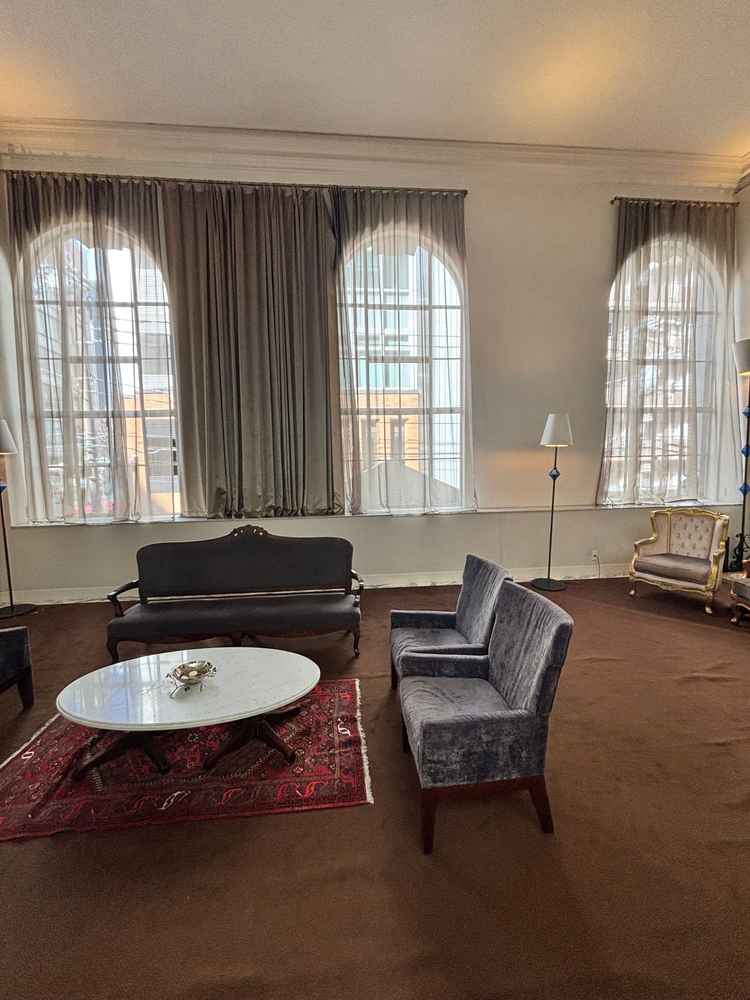 チャペル近くの控室の写真ですが、ここにもアンティークな感じがあり、とてもよかったです。