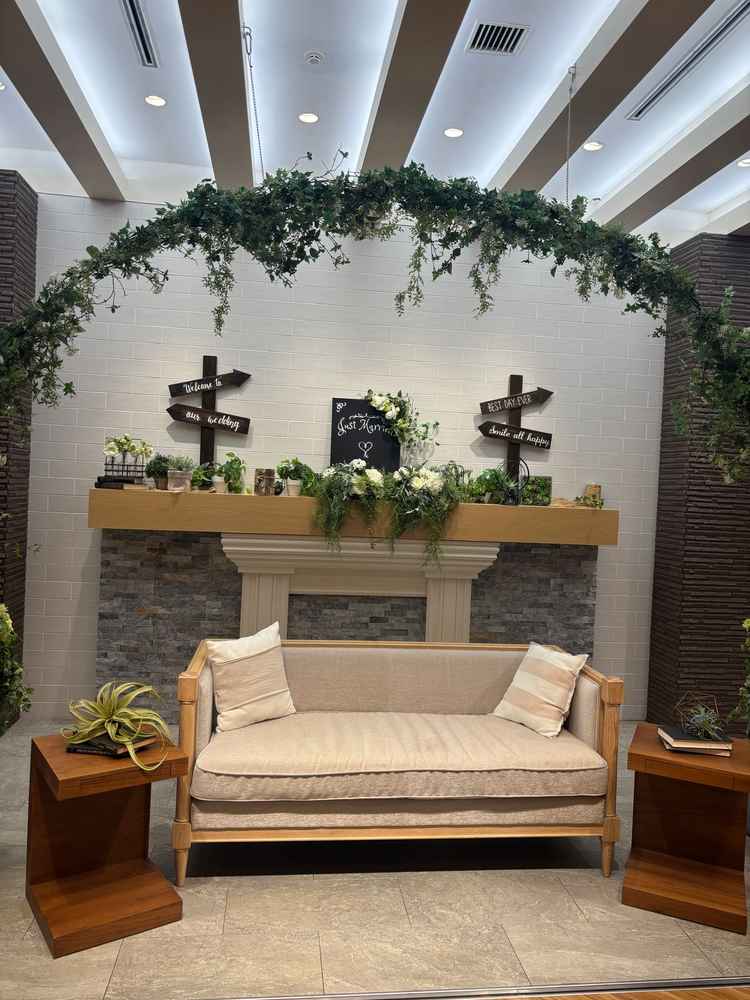 披露宴会場のソファ席の写真。テーブルタイプの高砂とは別で備え付けでした。