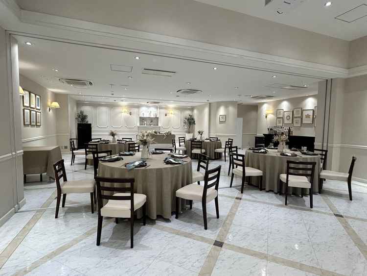 披露宴会場。縦長ですが圧迫感もなく、会場内にお手洗い併設。