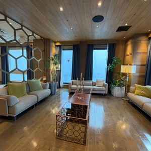 後方に広いソファスペースがある披露宴会場もありました。