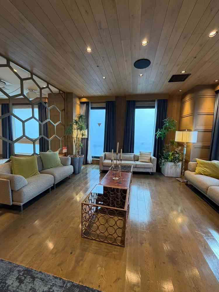 後方に広いソファスペースがある披露宴会場もありました。