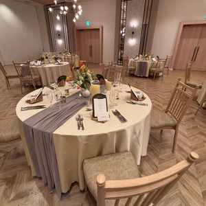 披露宴会場。リニューアルされたそう。木の優しい雰囲気でとてもいい会場でした。