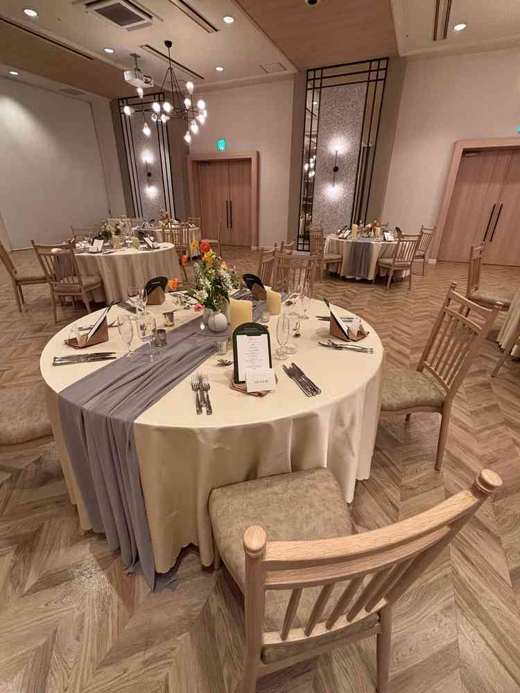 披露宴会場。リニューアルされたそう。木の優しい雰囲気でとてもいい会場でした。