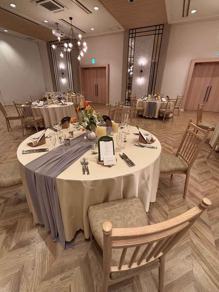 披露宴会場。リニューアルされたそう。木の優しい雰囲気でとてもいい会場でした。