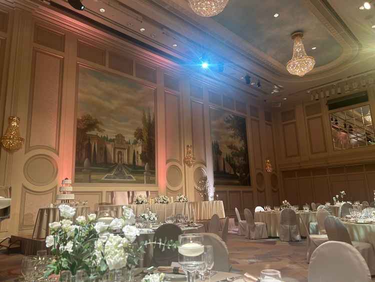 披露宴会場の壁でプロジェクションマッピングをしているのを見せて頂きました。