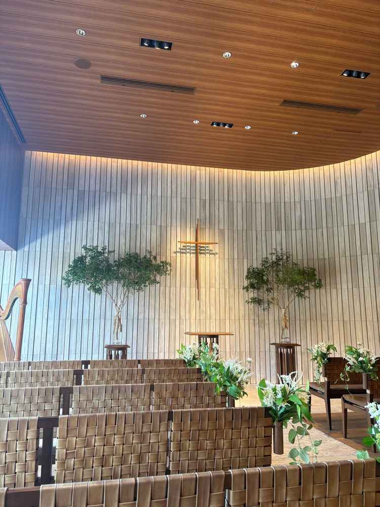 木目のように見える石造りのチャペル