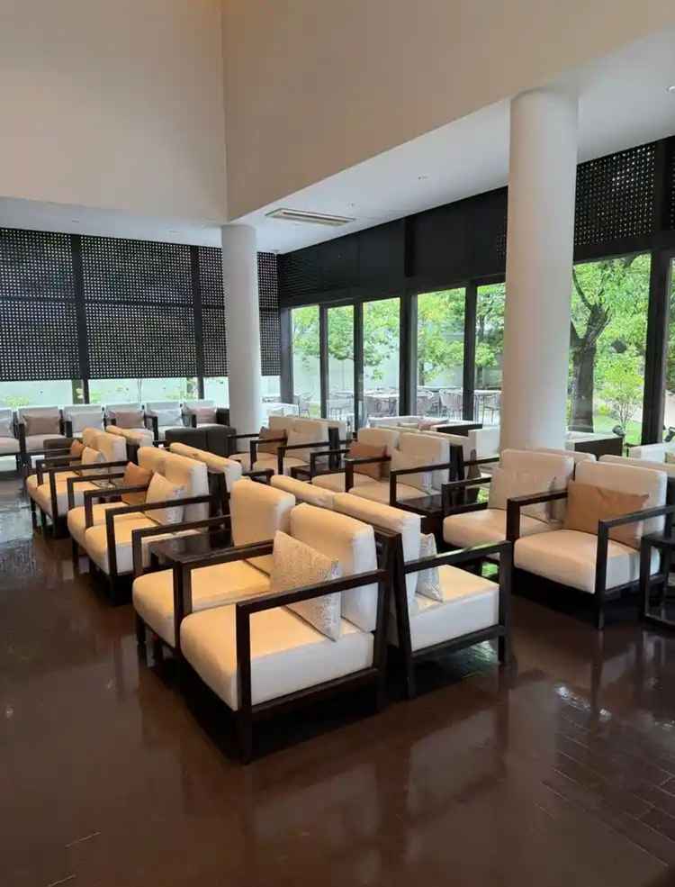 ロビーは椅子も十分にあって広々としています。