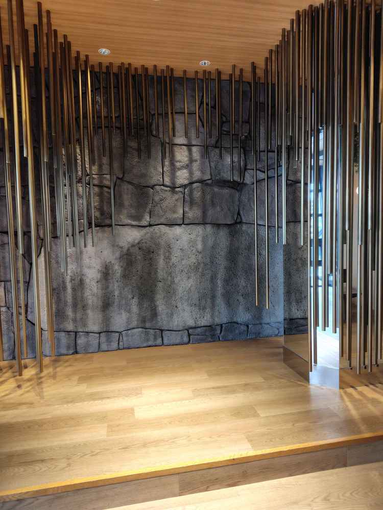 名古屋城の塀をイメージしたチャペル