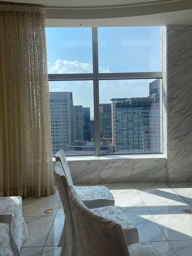 チャペルの窓からは近くのビルが見えました。