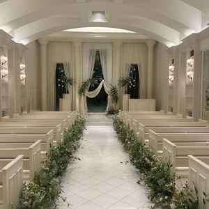 白基調のチャペル。正面の窓は外からの光も取り込むので昼は自然光の明るさを夜は幻想的な雰囲気を出来る。