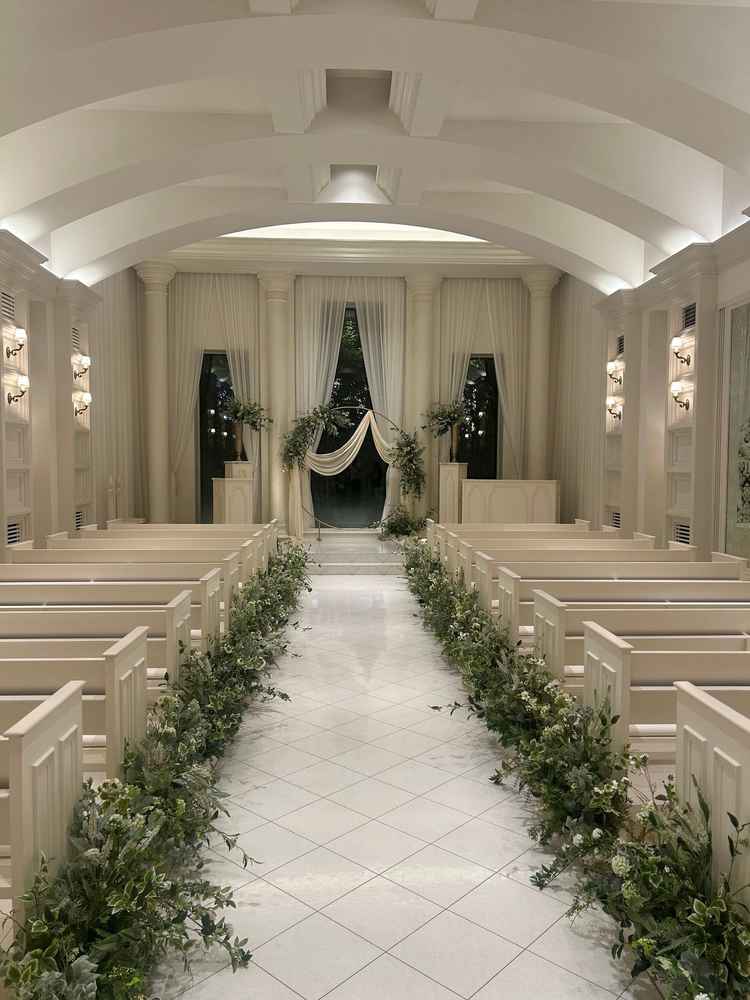 白基調のチャペル。正面の窓は外からの光も取り込むので昼は自然光の明るさを夜は幻想的な雰囲気を出来る。