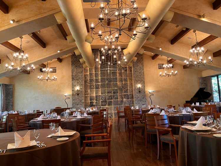 披露宴会場の写真です。暖かな温もりのある木目調の調度品シックな印象のシャンデリアが素敵でした。