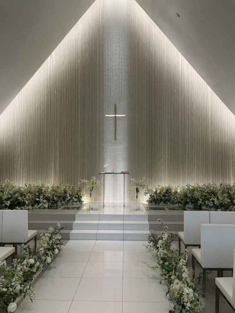 チャペルです。思いの外天井が高く、明るいです。