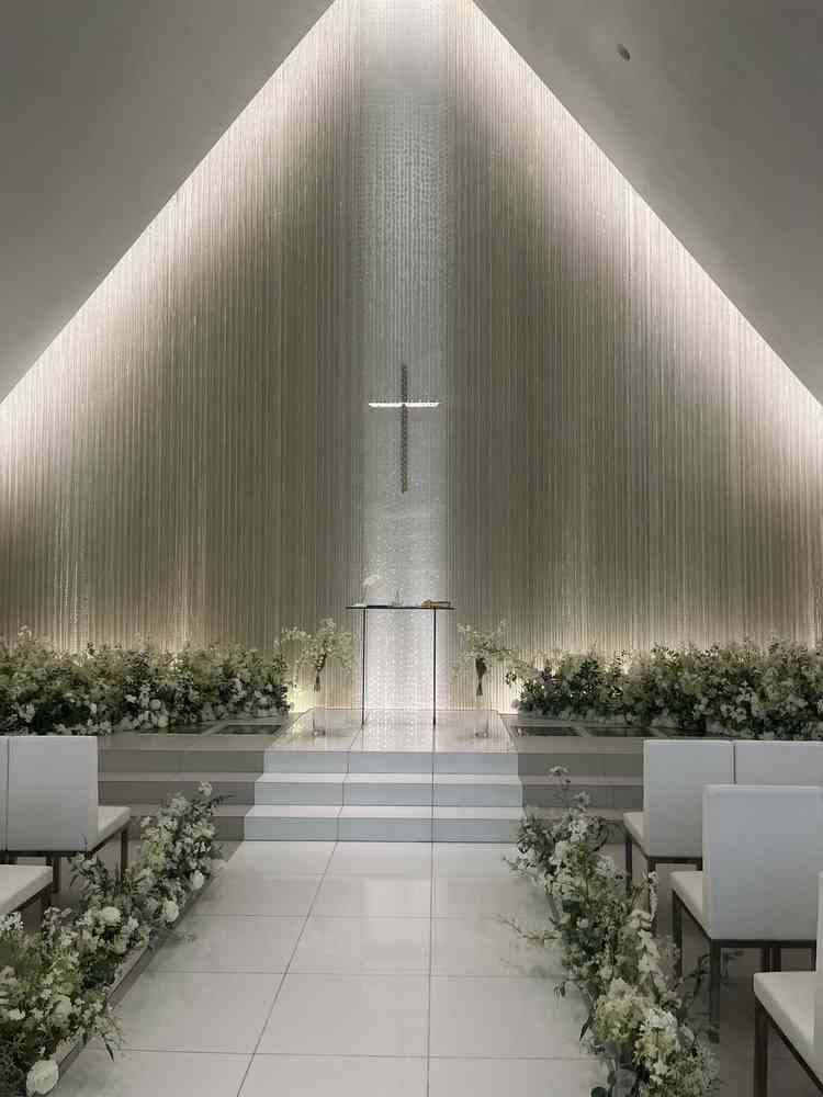 チャペルです。思いの外天井が高く、明るいです。