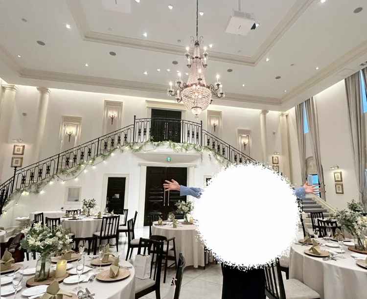 階段があり上から降りてくる演出が楽しめる。