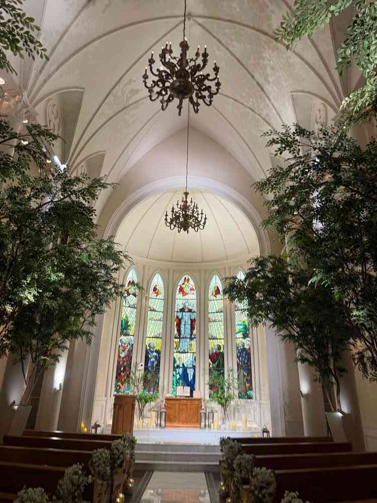 ステンドグラスが綺麗なチャペル。全天候型でステンドグラスの明るさも調整できるみたいです。