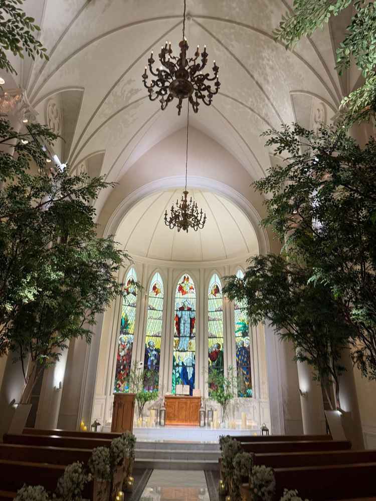 ステンドグラスが綺麗なチャペル。全天候型でステンドグラスの明るさも調整できるみたいです。