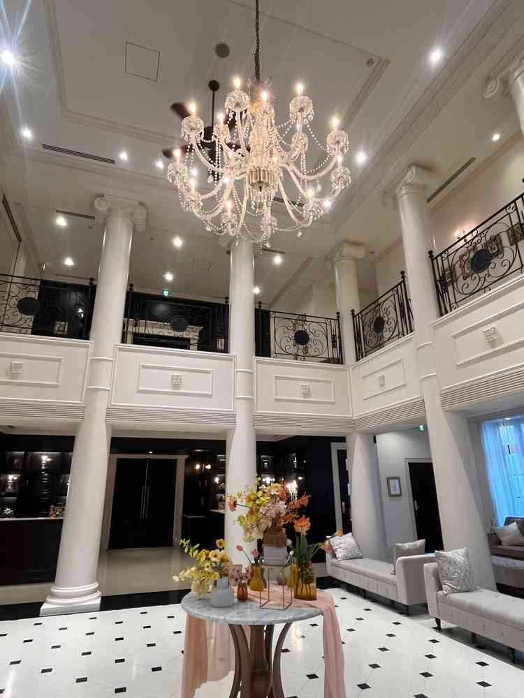 エントランスがレトロと新しいが融合している空間で、様々な演出で空間を飾ることが出来る環境だった。