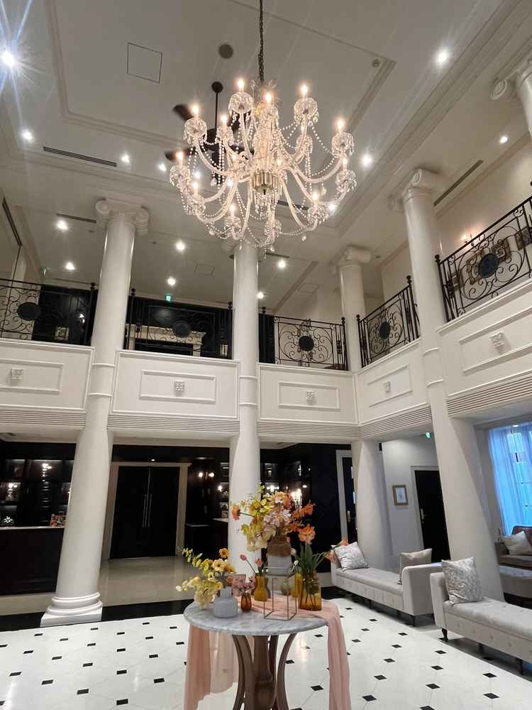 エントランスがレトロと新しいが融合している空間で、様々な演出で空間を飾ることが出来る環境だった。