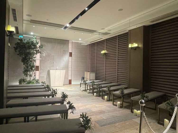 チャペルは緑を基調としたコンパクトでまとまりの良い場所でした。