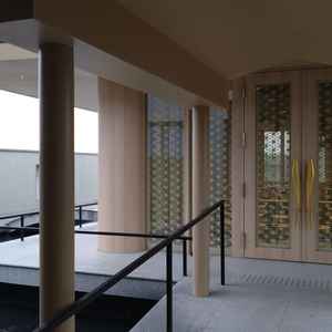 神殿の入口です。屋上にあり開放感があります。