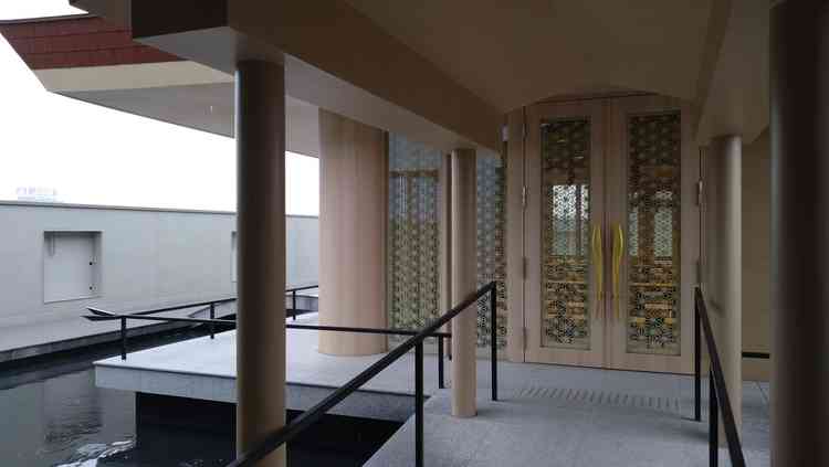 神殿の入口です。屋上にあり開放感があります。