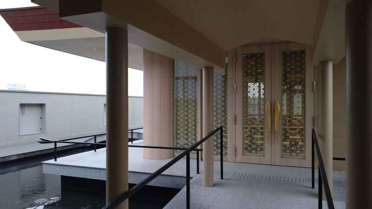 神殿の入口です。屋上にあり開放感があります。