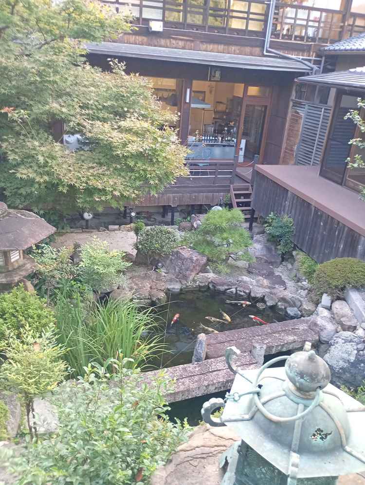 玄関から入って、ブライダル相談ルームから見下ろした中村楼の庭です。庭の上が披露宴会場です、