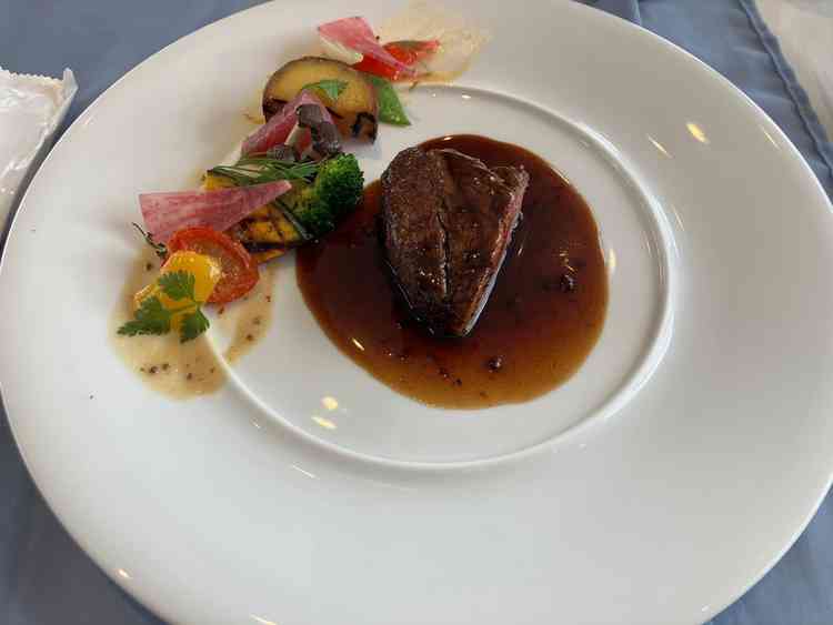 試食のお肉のプレート。シェフが目の前でソースをかけて完成しました