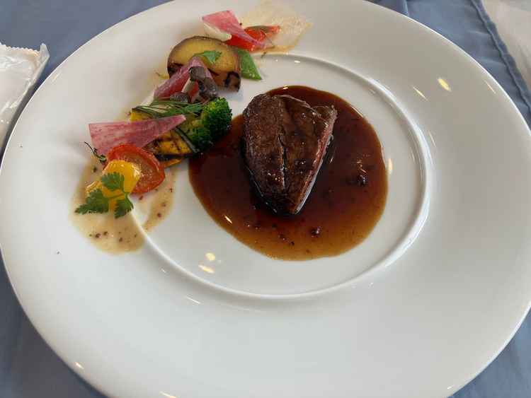 試食のお肉のプレート。シェフが目の前でソースをかけて完成しました