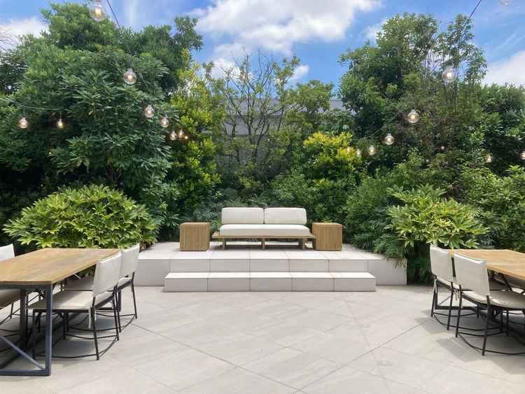 ガーデン挙式やフォトタイムを行えるテラス