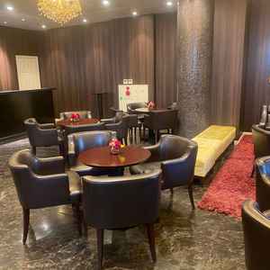 ロビーはシックな印象で落ち着いた空間なのが良かった。ピアノが置いてあり、当日は生演奏もあるらしいです