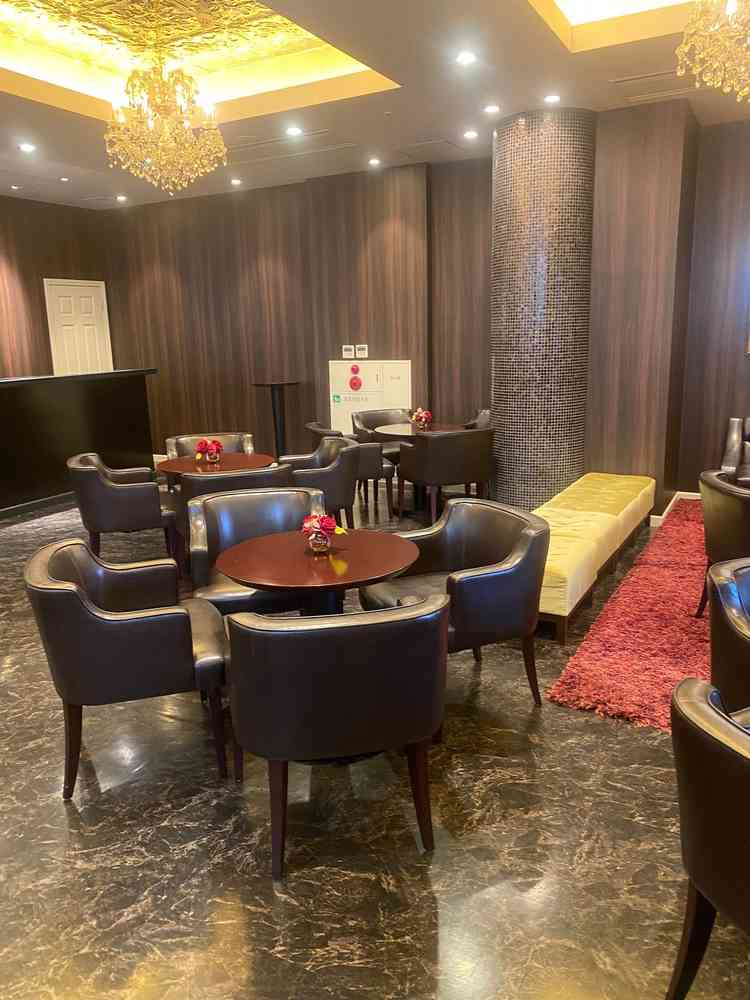 ロビーはシックな印象で落ち着いた空間なのが良かった。ピアノが置いてあり、当日は生演奏もあるらしいです