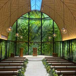 チャペルはフェイクグリーンだが、そんなことは気にならないくらい綺麗で開放感もある。ドレス映えしそう。