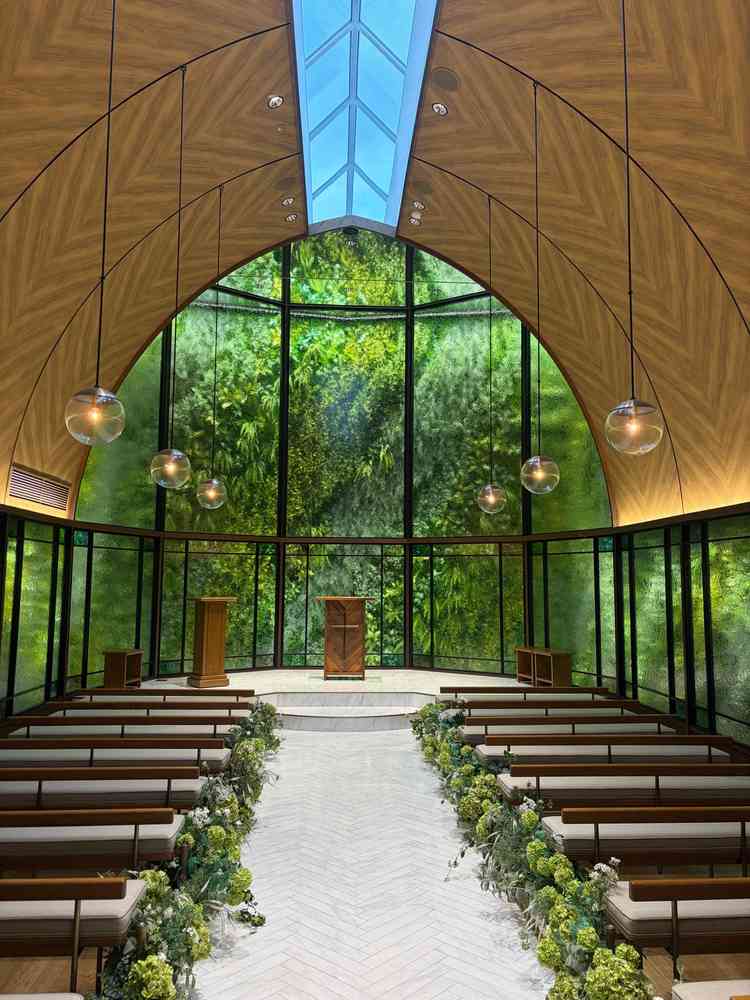 チャペルはフェイクグリーンだが、そんなことは気にならないくらい綺麗で開放感もある。ドレス映えしそう。