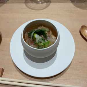 試食でいただいたお茶漬けです。鯛がのっており、お出汁もおいしかったです。白い器も形が特徴素敵でした。