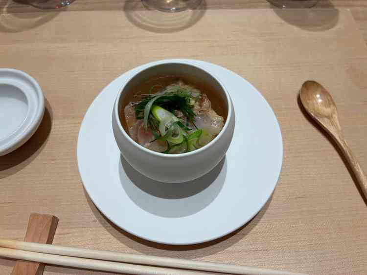 試食でいただいたお茶漬けです。鯛がのっており、お出汁もおいしかったです。白い器も形が特徴素敵でした。