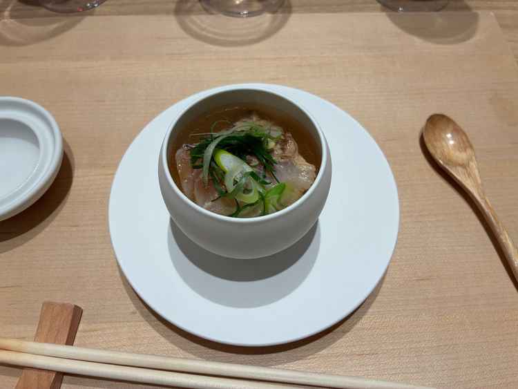 試食でいただいたお茶漬けです。鯛がのっており、お出汁もおいしかったです。白い器も形が特徴素敵でした。