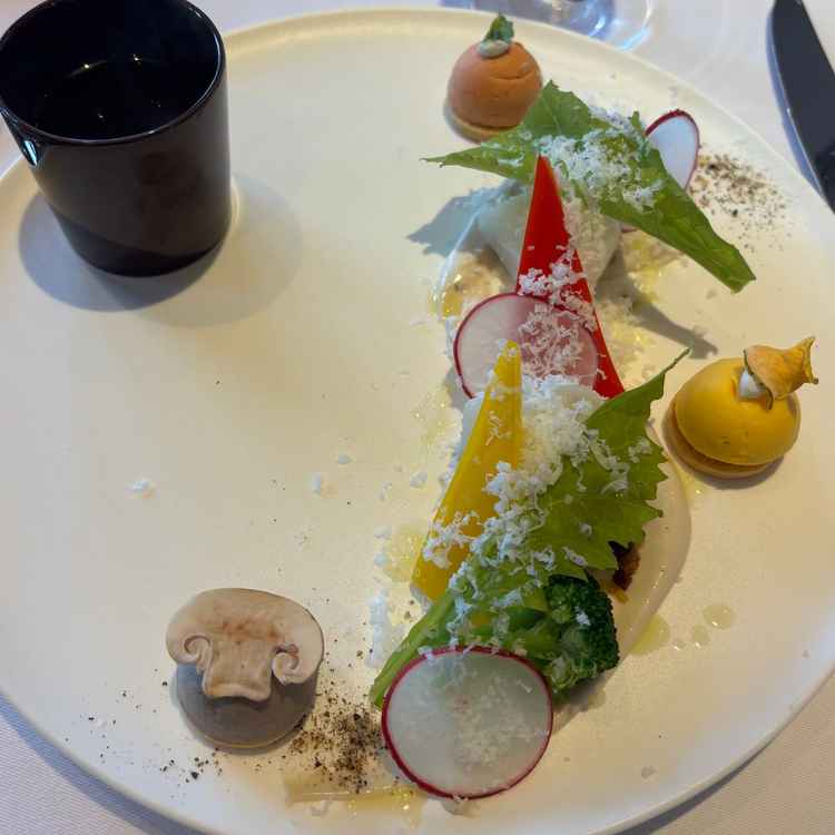 試食させていただいた新鮮な野菜を使った前菜のサラダとスープ