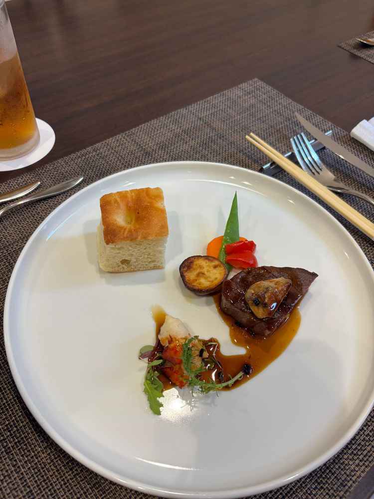 メイン料理の黒毛和牛とフォアグラを試食しました。フォカッチャもお手製との事でした。