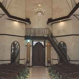 チャペル内観。白を基調としておりシンプルな印象を受けた。また、ステンドグラスがとてもきれい。