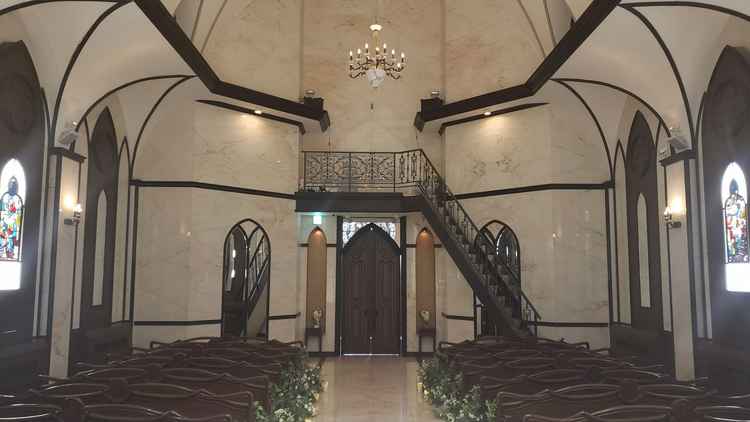 チャペル内観。白を基調としておりシンプルな印象を受けた。また、ステンドグラスがとてもきれい。