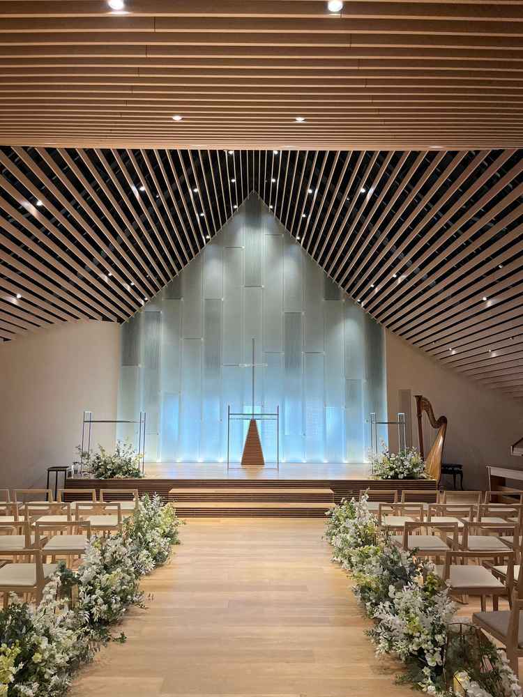 挙式会場。写真で見ていたよりも天井が高くて驚いた。椅子が可動式で車椅子でも参列しやすい。