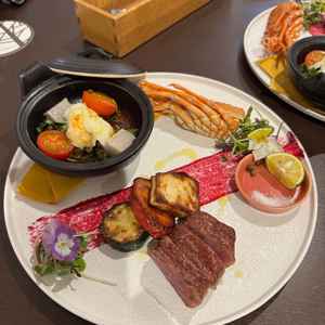 料理の試食の写真です。お肉やエビはとても柔らかく、美味しかったです。