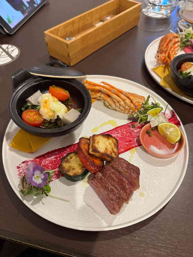 料理の試食の写真です。お肉やエビはとても柔らかく、美味しかったです。