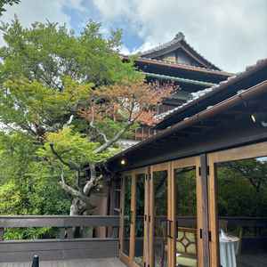 披露宴会場のテラス席部分。瓦屋根が見えたり、紅葉や金木犀など、四季折々のお花が楽しめてよさそう！