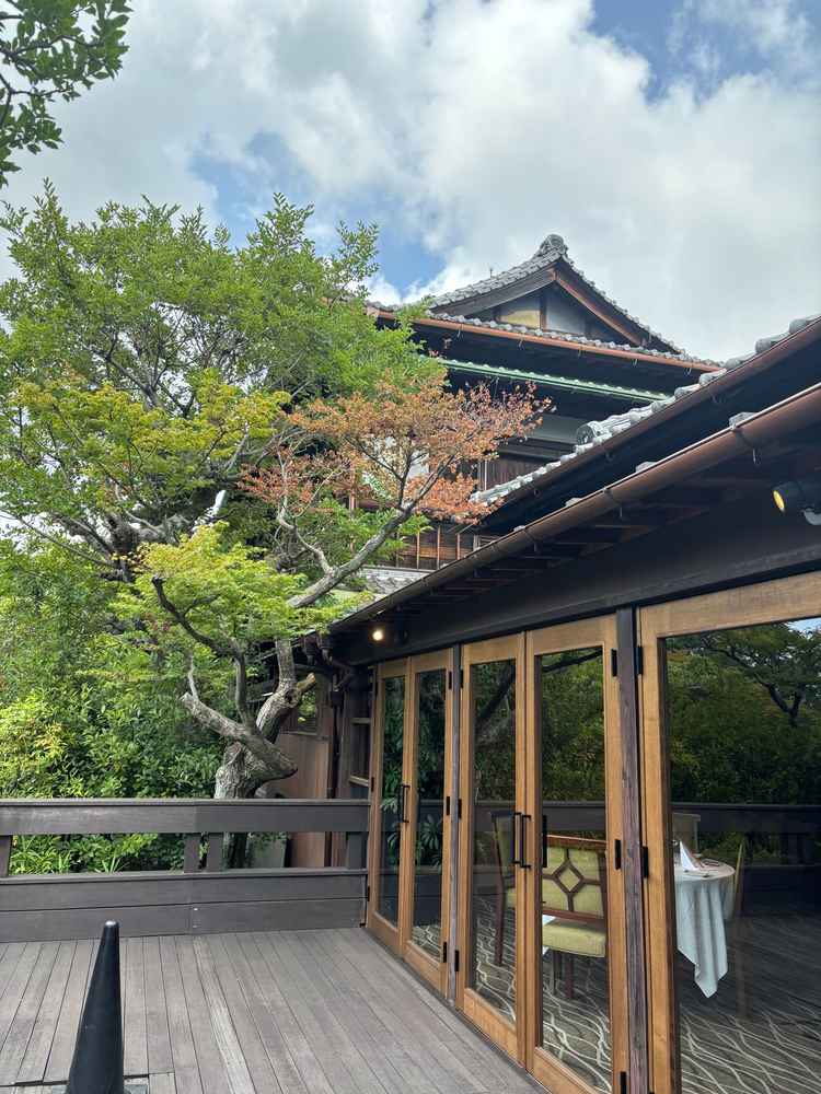 披露宴会場のテラス席部分。瓦屋根が見えたり、紅葉や金木犀など、四季折々のお花が楽しめてよさそう！