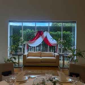 煌の披露宴会場。緑がバックにあり雰囲気もいい。白基調なのでテーブルクロスなどの色味も映えそう。